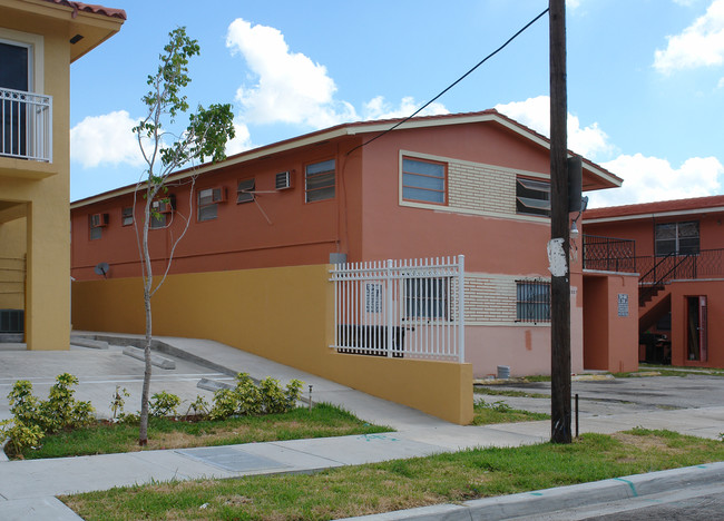 1327 NW 5th St in Miami, FL - Building Photo - Building Photo