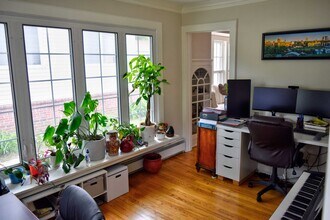 6826 W Wisconsin Ave, Unit Lower in Wauwatosa, WI - Foto de edificio - Building Photo