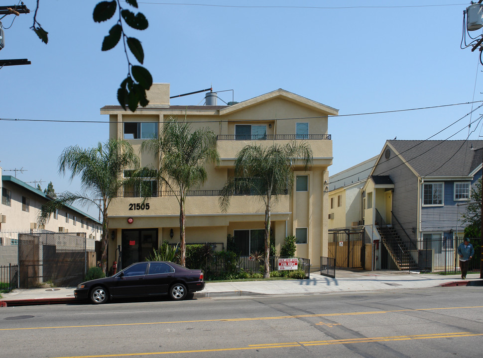 21505 Saticoy St in Canoga Park, CA - Building Photo