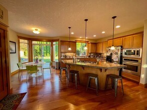936 Windsong Dr in Cascade Locks, OR - Building Photo - Building Photo