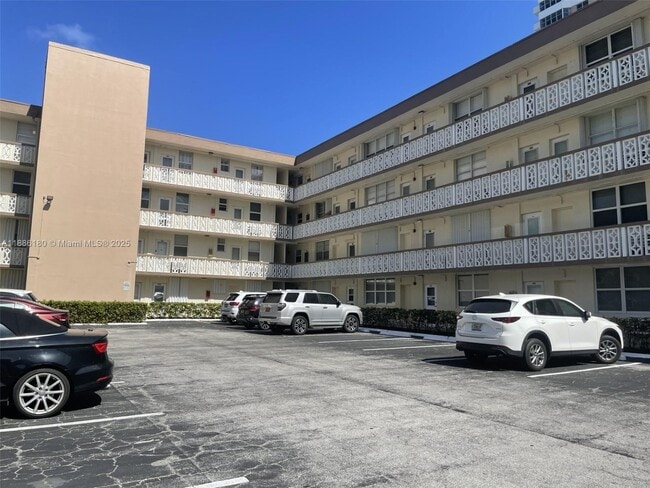 1936 S Ocean Dr in Hallandale Beach, FL - Building Photo - Building Photo