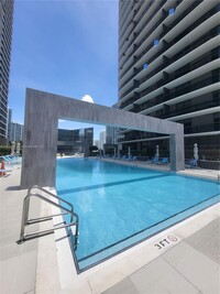 55 SW 9th St, Unit 1202 in Miami, FL - Foto de edificio - Building Photo