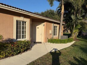 9927 Kamena Cir in Boynton Beach, FL - Foto de edificio - Building Photo