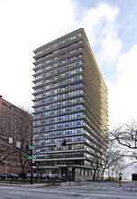 Beach Point Tower in Chicago, IL - Building Photo - Building Photo