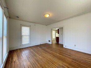 120 W 10th Ave in Hutchinson, KS - Foto de edificio - Building Photo