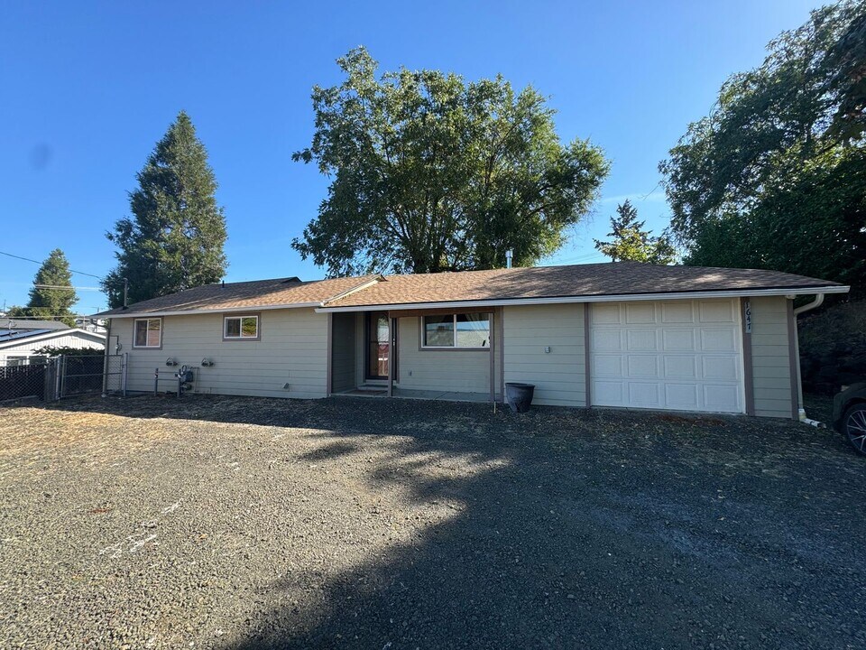 1647 NW Mulholland Dr in Roseburg, OR - Building Photo