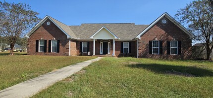 104 Huntington Dr in Headland, AL - Foto de edificio - Building Photo