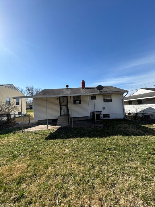 225 Ben Nevis Rd in St. Louis, MO - Building Photo