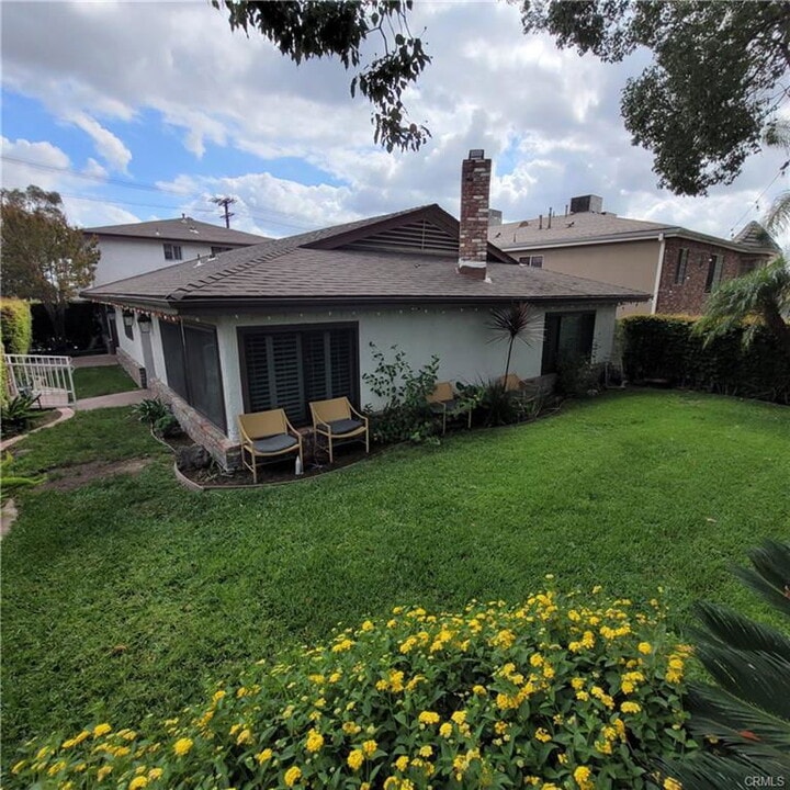 303 S Kenneth Rd in Burbank, CA - Building Photo