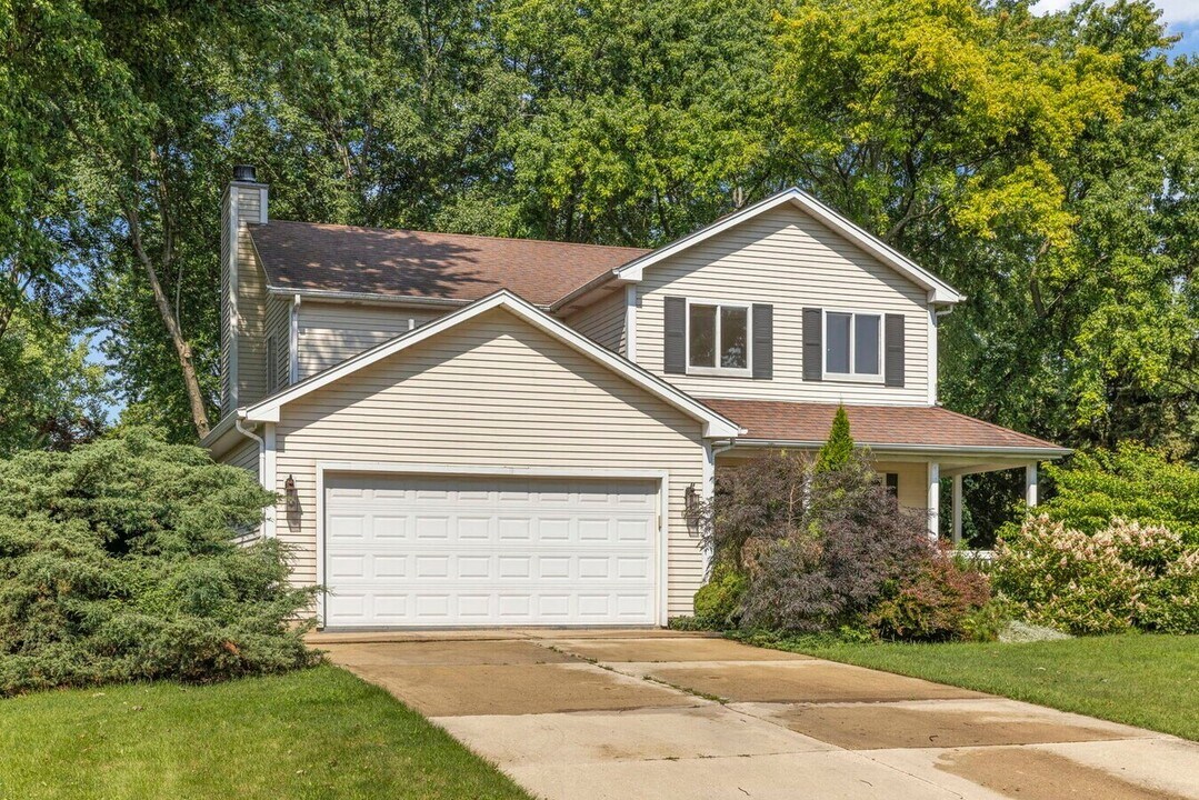 10S160 Alma Ln in Naperville, IL - Building Photo
