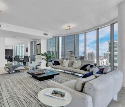 200 Biscayne Boulevard Way, Unit 5001 in Miami, FL - Foto de edificio - Building Photo