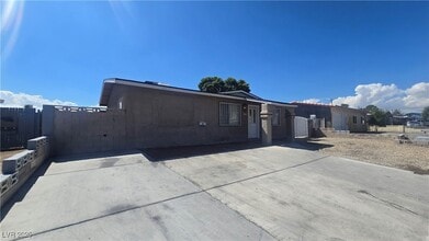 4533 W Desert Inn Rd in Las Vegas, NV - Building Photo - Building Photo