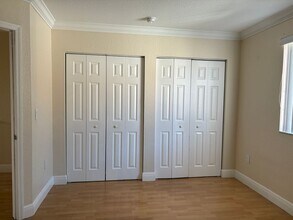 8771 NW 106th Ln in Hialeah, FL - Foto de edificio - Building Photo