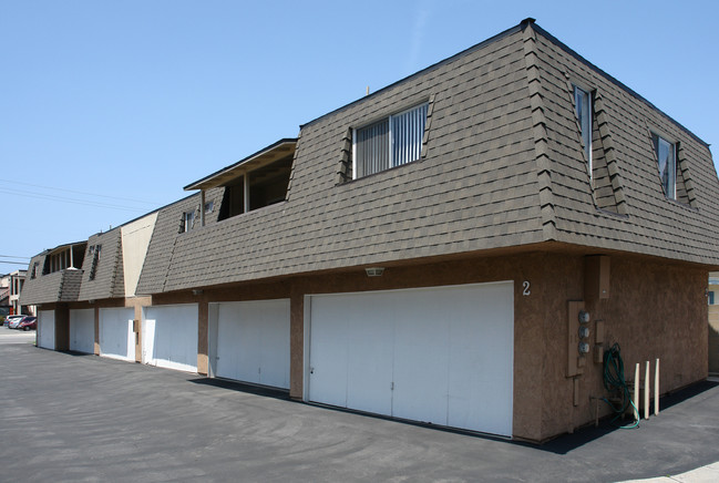 17592 Cameron Ln in Huntington Beach, CA - Building Photo - Building Photo