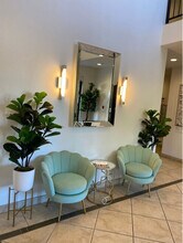 Comfortable Community Living in a Prime Walkable Location in West Toluca Lake, CA - Foto de edificio - Building Photo