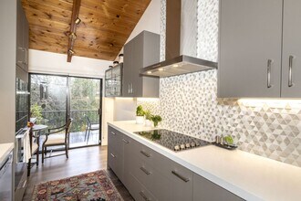 176 Sand Hill Cir in Menlo Park, CA - Building Photo - Building Photo