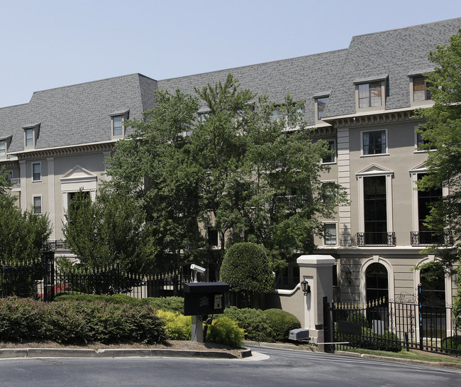 Le Chateau in Atlanta, GA - Building Photo - Building Photo