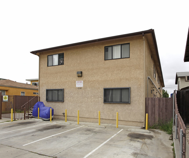 4560 Altadena Ave in San Diego, CA - Foto de edificio - Building Photo