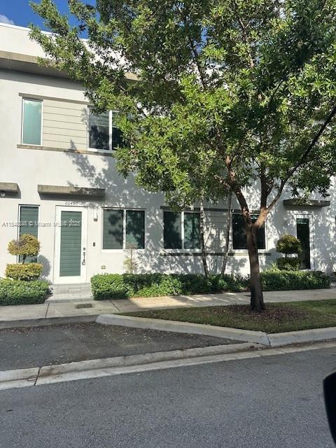 6645 NW 103rd Path in Doral, FL - Building Photo