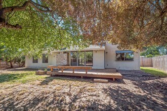 21665 SW Imperial Ct in Aloha, OR - Foto de edificio - Building Photo