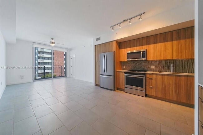 2150 N Bayshore Dr, Unit 312 in Miami, FL - Building Photo - Building Photo