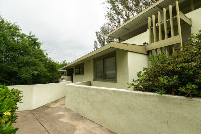 11833-37 Laurelwood Drive in Studio City, CA - Building Photo - Building Photo