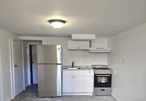 7 Montgomery St in Brentwood, NY - Building Photo