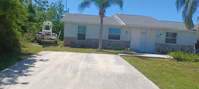 12255 Van Loon Ave in Port Charlotte, FL - Foto de edificio - Building Photo