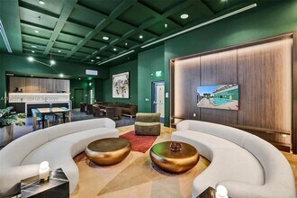 11 NE 6th St, Unit 1012 in Miami, FL - Foto de edificio - Building Photo