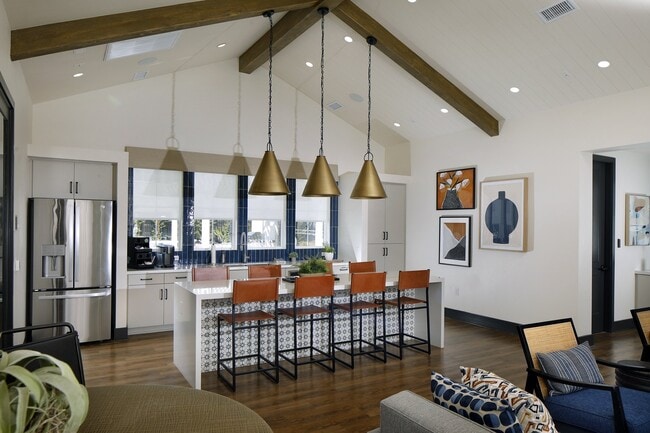 Serena Village Luxury Townhomes in Fontana, CA - Foto de edificio - Building Photo