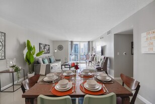 1200 Brickell Bay Dr in Miami, FL - Building Photo