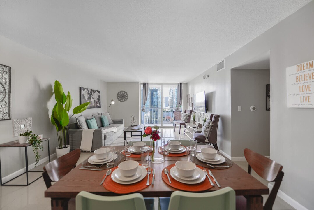 1200 Brickell Bay Dr in Miami, FL - Building Photo