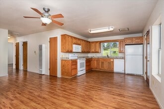 51708 Rd 426 in Oakhurst, CA - Foto de edificio - Building Photo