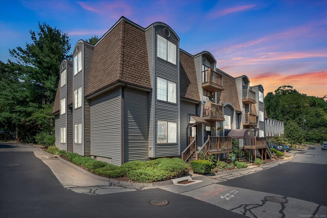 48 N Mountain Rd in New Britain, CT - Building Photo