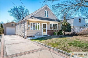 81 Coakley St in Iselin, NJ - Building Photo