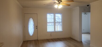 605 E Applegate Dr, Unit B in Austin, TX - Building Photo - Building Photo