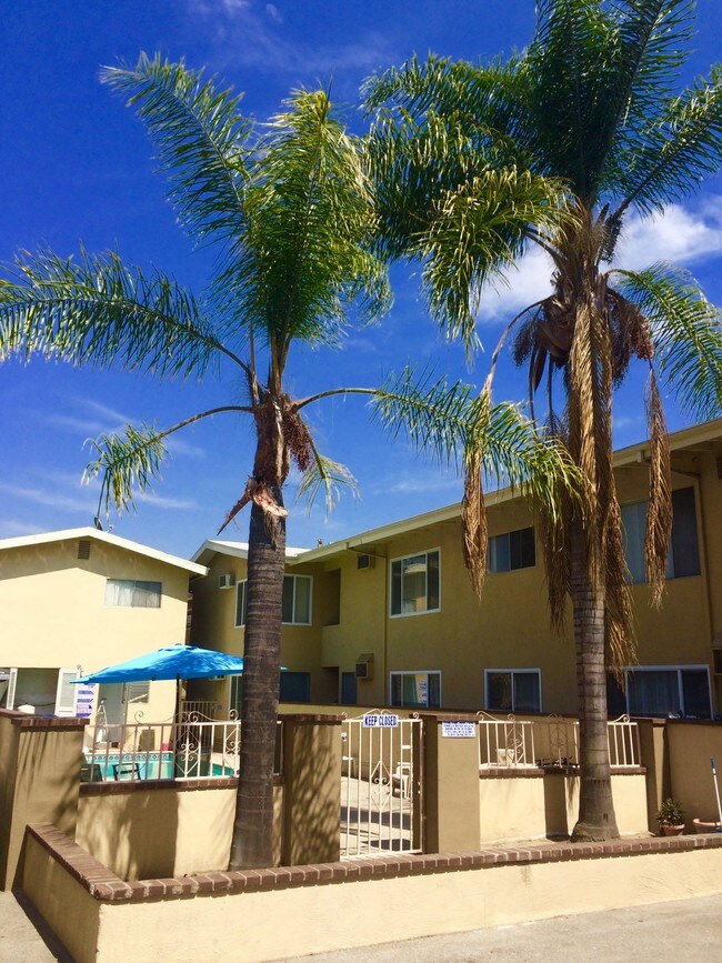 Corteen Place Apartments in Valley Village, CA - Foto de edificio - Building Photo
