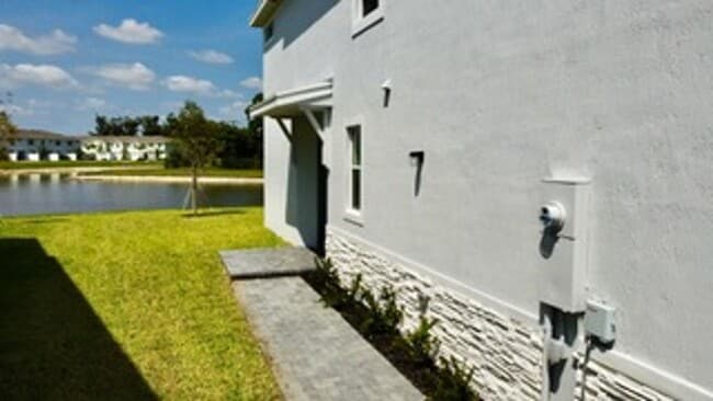 4163 Lagoon Shore Dr in Lake Worth, FL - Building Photo - Building Photo