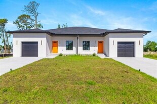 8251 Dimstead St in Port Charlotte, FL - Building Photo