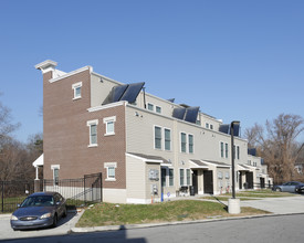 7129 Greenway Ave in Philadelphia, PA - Foto de edificio - Building Photo