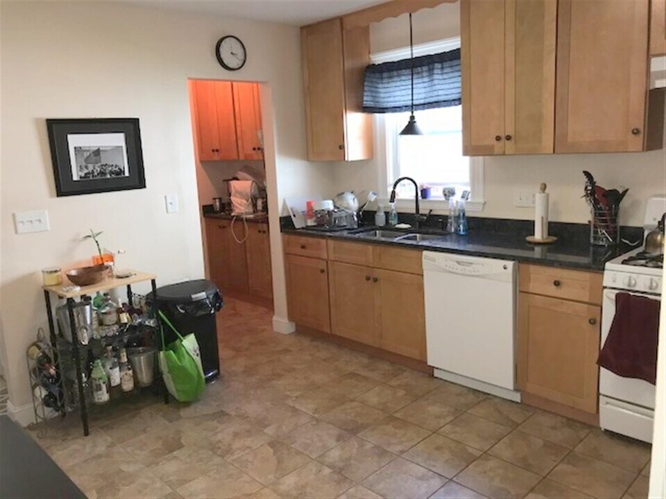 24 Burnham St, Unit 1 in Somerville, MA - Building Photo
