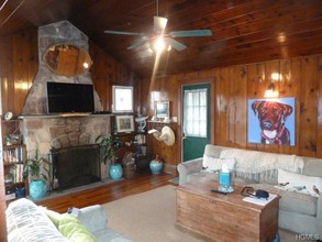 12 Cascade Trail in Greenwood Lake, NY - Foto de edificio - Building Photo