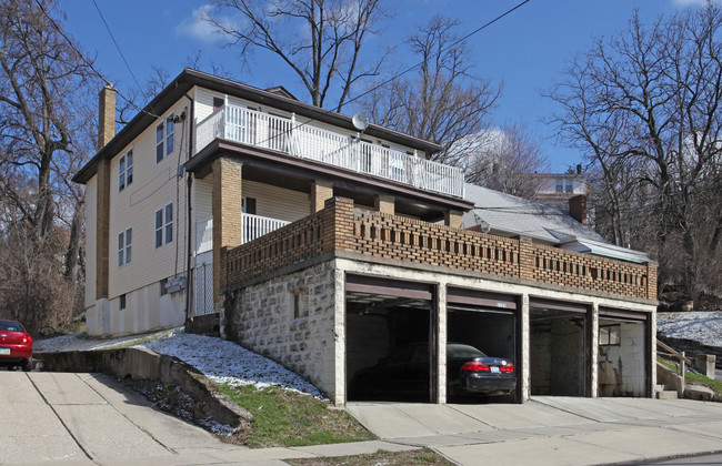 2326 Highland Ave in Cincinnati, OH - Foto de edificio - Building Photo