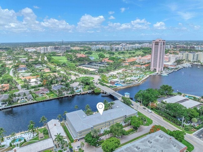 1015 Spanish River Rd in Boca Raton, FL - Foto de edificio - Building Photo