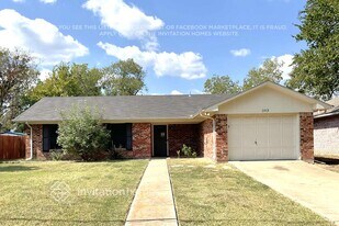 203 Briar Creek Dr in Crandall, TX - Building Photo