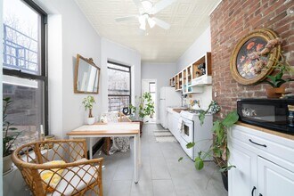 253 8th St in Jersey City, NJ - Foto de edificio - Building Photo