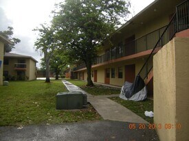 4145 Lakeside Dr in Tamarac, FL - Building Photo