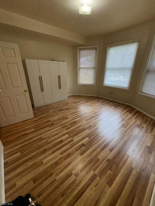 877 S 16th St in Newark, NJ - Building Photo