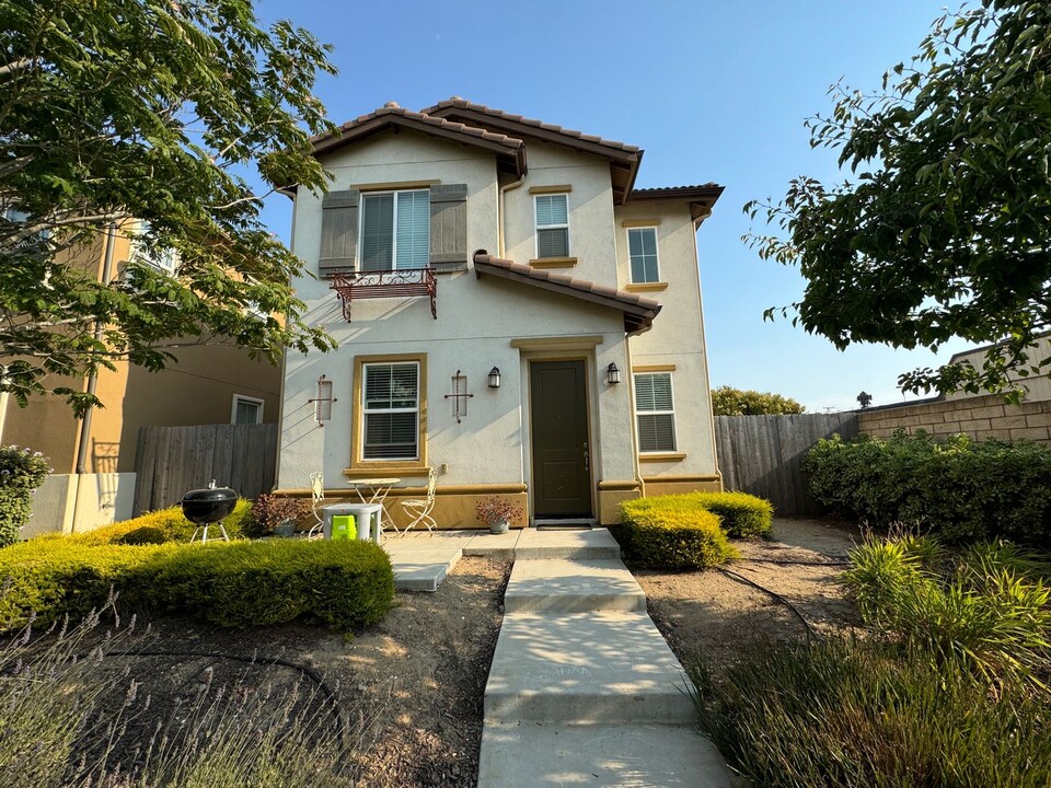 1937 Celebration Ave in Santa Maria, CA - Building Photo