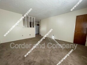 3229 Corona Dr NW in Albuquerque, NM - Foto de edificio - Building Photo